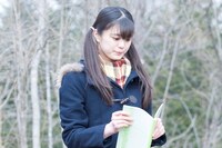 加藤理佐子役を演じる紺野彩。