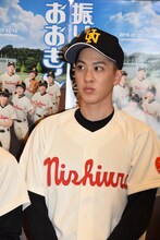 花井梓役の白又敦。