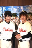 左から阿部隆也役の猪野広樹、三橋廉役の西銘駿。