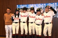 左から脚本・演出の成井豊、百枝まりあ役の久住小春、阿部隆也役の猪野広樹、三橋廉役の西銘駿、田島悠一郎役の納谷健、花井梓役の白又敦。