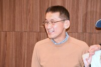 脚本・演出の成井豊。