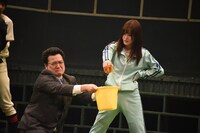 舞台「おおきく振りかぶって」ゲネプロの様子。甘夏を握りつぶす百枝まりあ（右）。