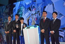 「ガンダムビルドシリーズ」新作発表会の様子。左から創通の代表取締役社長・出原隆史氏、バンダイの常務取締役CGO（チーフガンダムオフィサー）・垰義孝氏、鈴木福、サンライズの取締役・佐々木新氏、サンライズのプロデューサー・小川正和氏。