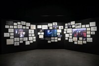 約170点の原画、イラストをテーマごとに配置する。