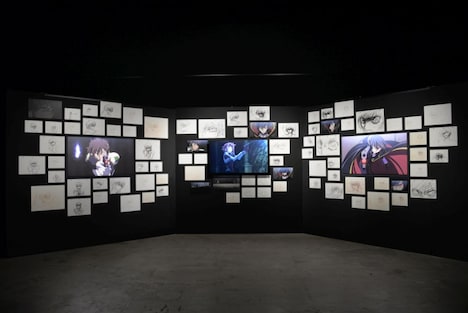 約170点の原画、イラストをテーマごとに配置する。