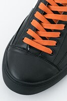 烏野高校モデルのスニーカー。