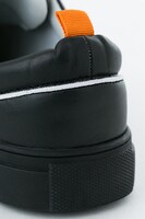 烏野高校モデルのスニーカー。