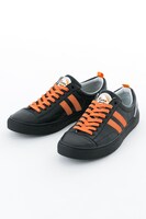 烏野高校モデルのスニーカー。