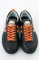 烏野高校モデルのスニーカー。