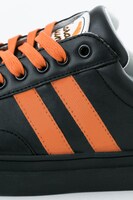 烏野高校モデルのスニーカー。