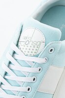 青葉城西高校モデルのスニーカー。