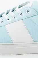 青葉城西高校モデルのスニーカー。