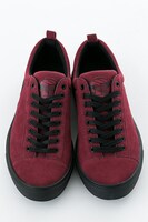 音駒高校モデルのスニーカー。