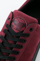 音駒高校モデルのスニーカー。