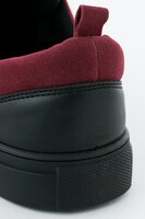 音駒高校モデルのスニーカー。