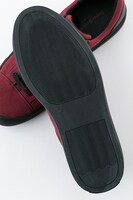 音駒高校モデルのスニーカー。