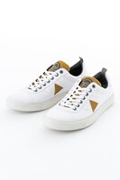 梟谷学園高校モデルのスニーカー。