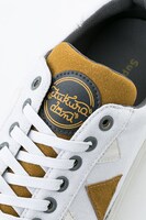 梟谷学園高校モデルのスニーカー。