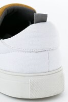 梟谷学園高校モデルのスニーカー。