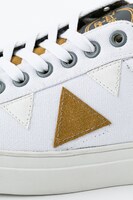 梟谷学園高校モデルのスニーカー。