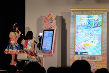 左から木戸衣吹、ゲームに興じる松永あかね。