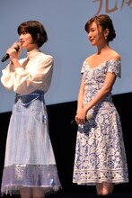 左から小松菜奈、真野恵里菜。