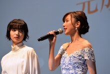 左から小松菜奈、真野恵里菜。