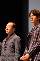 左から中村梅雀、中川大志。