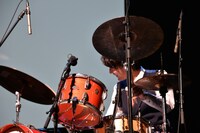 ドラムを披露する中川大志。