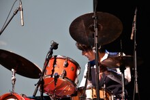 ドラムを披露する中川大志。