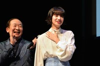 サプライズに驚く小松菜奈。
