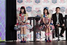 左から松永あかね、木戸衣吹。