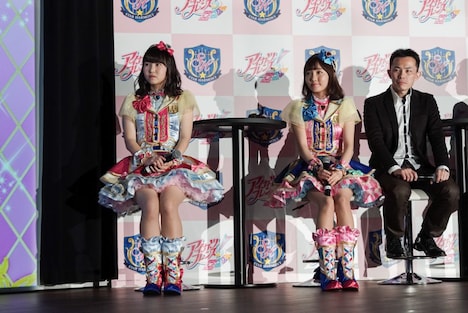 左から松永あかね、木戸衣吹。