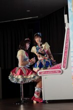 左からゲームに興じる松永あかね、木戸衣吹。