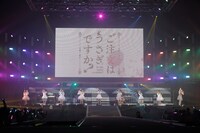 「Daydream cafe」歌唱時の様子。