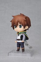 「畳んだジャージ」を「抱え腕」で持たせた様子。