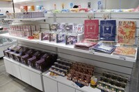 「DAME×PRINCE STORE in HARAJUKU」の物販スペースの様子。