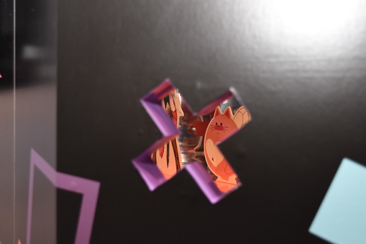 「DAME×PRINCE STORE in HARAJUKU」の展示スペースの様子。×印の穴を覗いて楽しむ展示も用意されている。