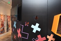 「DAME×PRINCE STORE in HARAJUKU」の展示スペースの様子。×印の穴を覗いて楽しむ展示も用意されている。