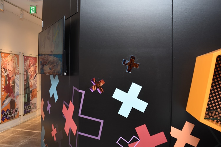 「DAME×PRINCE STORE in HARAJUKU」の展示スペースの様子。×印の穴を覗いて楽しむ展示も用意されている。