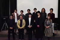 映画「BLOOD-CLUB DOLLS」制作発表会の様子。上段左から八神蓮、高崎翔太、友常勇気、田中涼星、郷本直也、南圭介。下段左から奥秀太郎監督、脚本の藤咲淳一、松村龍之介、北園涼、黒崎真音。