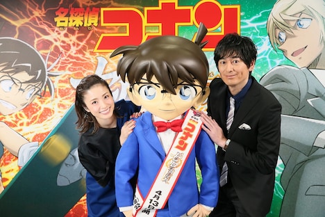 左から上戸彩、コナン、博多大吉。
