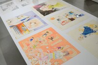 「くらもちふさこ・いくえみ綾二人展『“あたしの好きな人”へ』」より、初期作品が並ぶ「二人の始まり」コーナーの様子。
