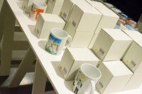 オリジナルグッズのマグカップ。