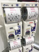 缶バッジが当たるカプセル自販機。