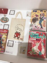 「くらもちふさこ・いくえみ綾二人展『“あたしの好きな人”へ』」より、初期作品が並ぶ「二人の始まり」コーナーの様子。
