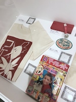 「くらもちふさこ・いくえみ綾二人展『“あたしの好きな人”へ』」より、初期作品が並ぶ「二人の始まり」コーナーの様子。