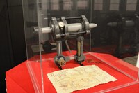 「甲鉄城のカバネリ」エリアより、ツラヌキ筒の実寸台レプリカと設計図。