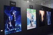 新作キービジュアルを展示するコーナーには「曇天に笑う」「恋は雨上がりのように」なども。