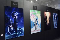 新作キービジュアルを展示するコーナーには「曇天に笑う」「恋は雨上がりのように」なども。